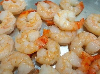 step1: 先將蝦仁及四季豆烚熟，過冷河備用。