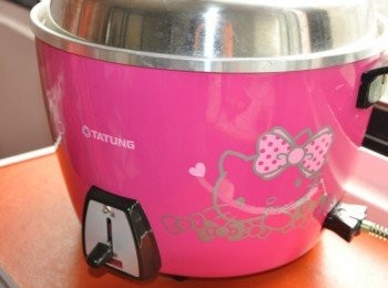 step2: 用我的大Q寶大同電鍋來蒸煮最好吃的【大賀米】 取一量杯米放入0.5刻度(約1小碗份量)，加入適量清水，手指呈現爪抓型，快速繞圓形約5圈，將洗米水倒出，重複3~5次至洗米水不濁，再以1:1水量加入內鍋，外鍋0.5量杯水蒸煮至跳起悶個5分鐘即可