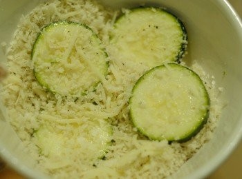 step3: 將翠玉瓜沾滿麵包糠等材料，不會太黏的，所以要用手壓一壓