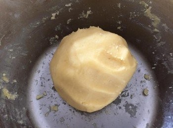 step2: 最後➕入蛋液拌勻成糰（不用搓太耐，牛油太溶會痴手）