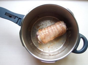 step2: 先熱鍋後，置入五花肉,煎至焦香程度。