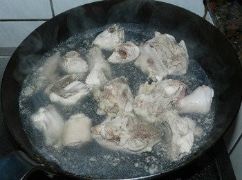 step1: 土雞先入熱水川燙後洗淨