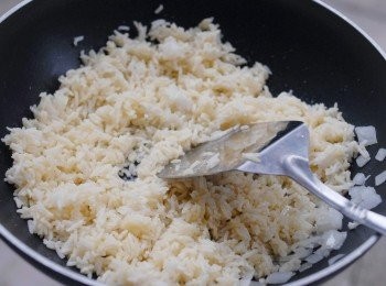 step3: 熱鑊後下油，先炒洋蔥一分鐘，然後下飯，快炒兩分鐘。盡量將飯分散，但不要壓飯