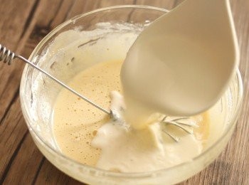 step6: 把1/3煮熱的奶加入蛋黃混合物中拌勻，期間需要不停攪拌以防蛋黃被燙熟。