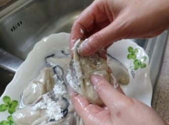 step2: 在蠔上灑上生粉， 用手搓揉， 直至肉和裙邊潔白為止