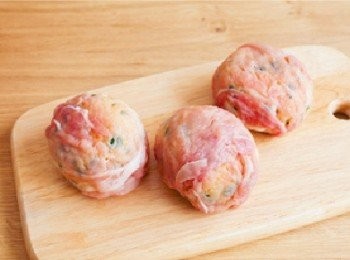 step2: 將豬肉薄片攤開，兩片排在一起，灑上鹽、胡椒，然後將1包起來再裹上太白粉。剩餘的肉片也以相同的作法將其他飯糰包好。