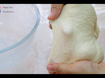 step3: 再加入牛油到麵糰，搓10-15至光滑起筋。