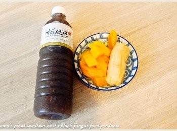 step1: 芒果去皮與籽，香蕉也去皮，分切成丁狀後，放入冷凍庫冷凍備用。