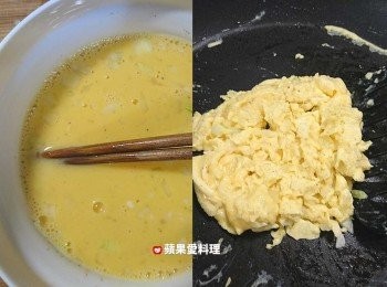 step9: 烤箱在烘烤時，來做嫰蛋：將2顆蛋放入碗中，倒入鮮奶和2大匙洋葱碎，灑少許黑胡椒粉、白胡椒粉、鹽，拌勻；同一個平底鍋，倒少許油，開中小火，倒入蛋液，用鍋鏟輕撥，蛋液凝固時即可起鍋。