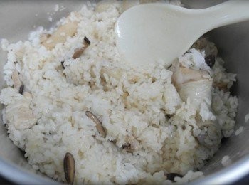 step7: 開關跳起後將飯充分的拌勻~~ 在悶個10-15分鐘即完成囉^^