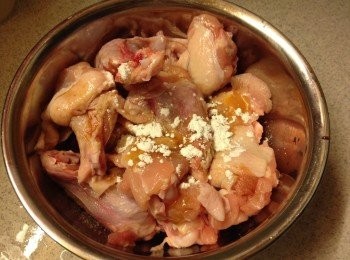 step1: 把雞槌洗淨後醃20分鐘