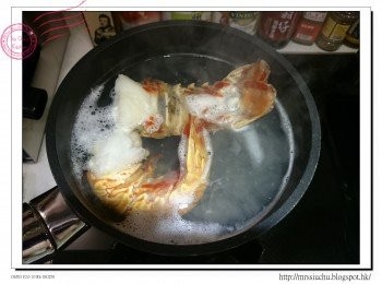 step2: 煮滾一鍋水, 滾水下龍蝦, 轉中火煮5分鐘。