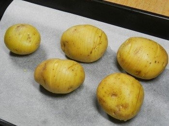 step1: 馬鈴薯洗乾淨，切成手風琴狀~160度入烤箱烤40分