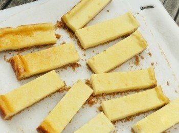 step7: 將蛋糕切成條狀，可用保鮮紙包好，放入雪櫃可存放兩至三天