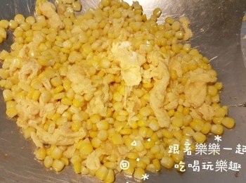 step5: 倒入新鮮玉米粒拌炒約2-3分鐘後，加入步驟4（炒好備用的雞蛋），再繼續拌炒混合後，加入一碗的水，拌炒到玉米粒變軟熟了，再加入鹽調味即可。