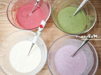 step3: 再分別倒入50ml的牛奶後拌勻，調出四色麵糊。