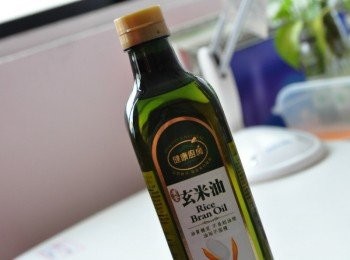 step2: 另備我的好油【黃金玄米油】約2小匙量 玄米油的油質穩定性高，又含有y穀維素、維生素E群、不飽和型態的生育醇等多種營養成分，幫助新陳代謝及體內活化及抗氧，可調節機能