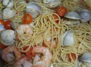 step4: 放入辣椒油，雜香草和鹽炒勻，加入意粉拌勻即成。