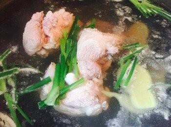 step1: 豬筒骨沖淨，連薑片、葱段及紹興酒一起放入凍水，煮至大滾熄火。撈起沖淨，瀝乾備用。