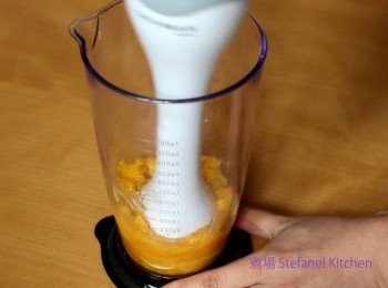 step5: 芒果去皮及核後，把果肉用攪拌機打至果蓉