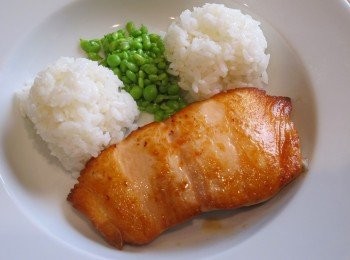 step3: 熱油鍋煎鮭魚先用大火將表皮煎脆，再轉中火煎5分鐘後翻面，反面再煎3分鐘即完成。