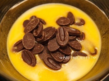 step2: 接著將奶油隔水加熱融化後，加入巧克力繼續攪拌至完全溶化。