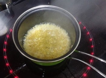 step3: 灑上海鹽及黑胡椒碎調味
開鑊先落1湯匙牛油，加蒜蓉用最細火慢慢爆香