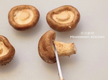 step4: 鮮冬菇洗淨去蒂切角。