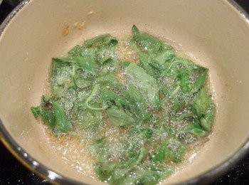 step4: 起鍋前丟入九層塔炸香。