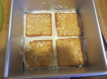 step5: 一层芝士糊，再一层饼干, 压实。重复此动作至完。
