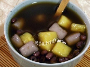 step5: 另煮一鍋水來煮<span class="group_3">芋圓</span>， 水滾<span class="group_3">芋圓</span>要一起下 ，煮至<span class="group_3">芋圓</span>浮起來，就可以撈起來， 快速放入糖水中