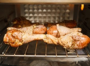 step3: 以200℃烤約15分鐘，接著翻面再烤約15分鐘，或雞腿上色或熟透即可。