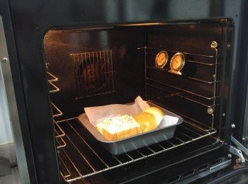 step4: 放入預熱200度的焗爐焗約9-10分鐘。
（焗的時間可按自己喜愛蛋的熟度調節）