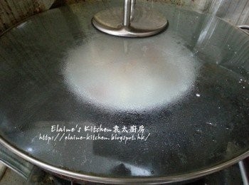 step13: 餃子放上碟 , 放入鑊中蓋上蓋用大火蒸3分鐘