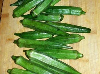 step1: 秋葵洗乾淨，鍋中加水，倒入適量油，鹽，開水燙兩三分鐘後過涼裝盤，再去蒂。