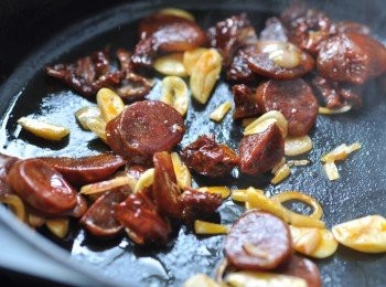 step3: 辣肉腸回鑊爆香，下蒜片、乾蔥片。