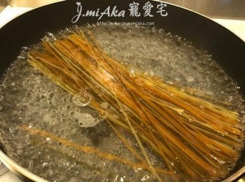 step3: 把Divella三色意粉放入已加入2茶匙鹽及1茶匙油的滾水中，大火煮7分鐘，煮好瀝乾水份；