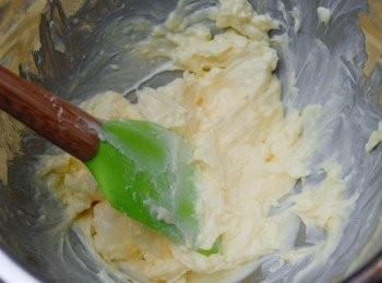 step4: 將牛油放在室溫至非常軟身，放入大碗內，用膠刮攪拌牛油