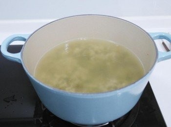 step3: 炒到顏色變黃黃之後把適量熱水倒入~