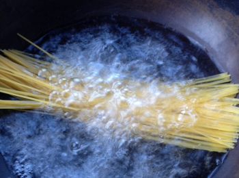 step1: 鍋裡水煮開，下意麵，煮十分鐘后撈起過冷水，瀝乾備用。