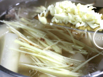 step9: 在起鍋前, 再加入老薑絲及大蒜未。再次燒開,