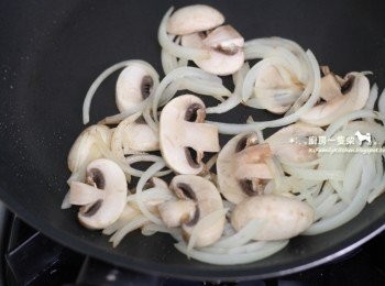 step2: 鍋中倒入少許油＋洋蔥、蘑菇片，中火炒軟。