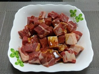 step3: 將4湯匙清淨園醃肉汁倒在牛柳粒上撈匀