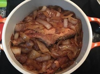 step7: 炒鍋用點水把鍋底的醬料都集中ㄧ下再倒入燉鍋中。大火煮滾後，蓋鍋蓋小火燜煮30分鐘。