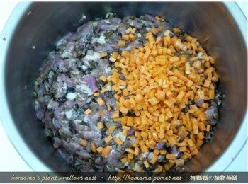 step7: 紅蘿蔔丁、太白粉、胡椒粉與米酒也一同放入攪拌後，再將所有<span class="group_1">食材</span>逐一捏塑成適當份量的球型大小。