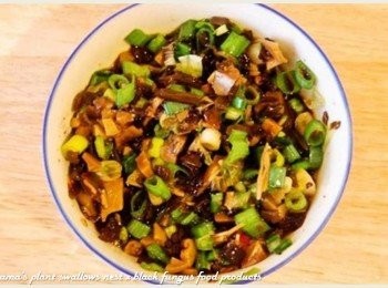 step4: 青檸酸辣黑菇醬自玻璃罐中夾出後，用菜刀剁碎，青蔥也切成蔥花後，二者放在碗中拌勻。