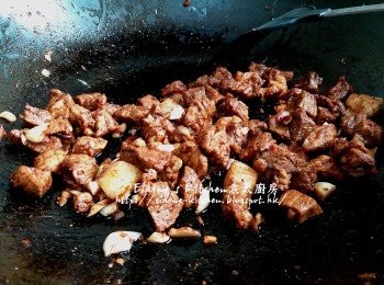 step7: 將肉丁回鑊用慢火炒數分鐘即可