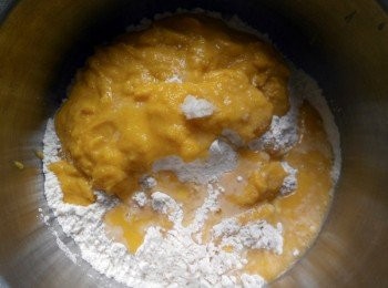 step4: 加入<span class="group_5">麵團</span>裡，旁邊請放一杯米水與一杯麵粉