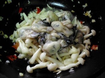 step2: 將<span class="group_2">配料</span>爆香後加入雪白菇.鮮蚵，加入<span class="group_1">調味料</span>大火快炒即可，勿炒太久免得鮮蚵會變小，