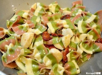 step3: 將蝴蝶麵與橄欖、醃漬風乾番茄、適量鹽以及義式香料 使用橄欖油炒過一遍快要起鍋前丟下<a href="https://bit.ly/3EZL8dD" target="_blank" data-keyword="雞胸" class="guide-link"><strong>雞胸</strong></a> <span style="display:inline-block;vertical-align:middle;margin-top:-3px;color:initial;border-radius:3px;padding:2px 3px;font-size:12px;line-height:14px;background:#87d300;color:#fff;">即買</span> 肉稍微快炒一下起鍋